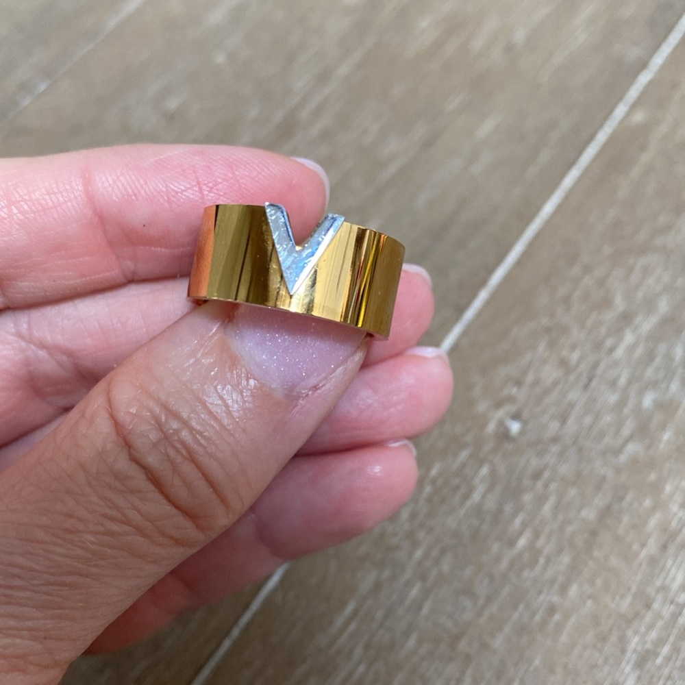 V Ring - Picture 2 of 5